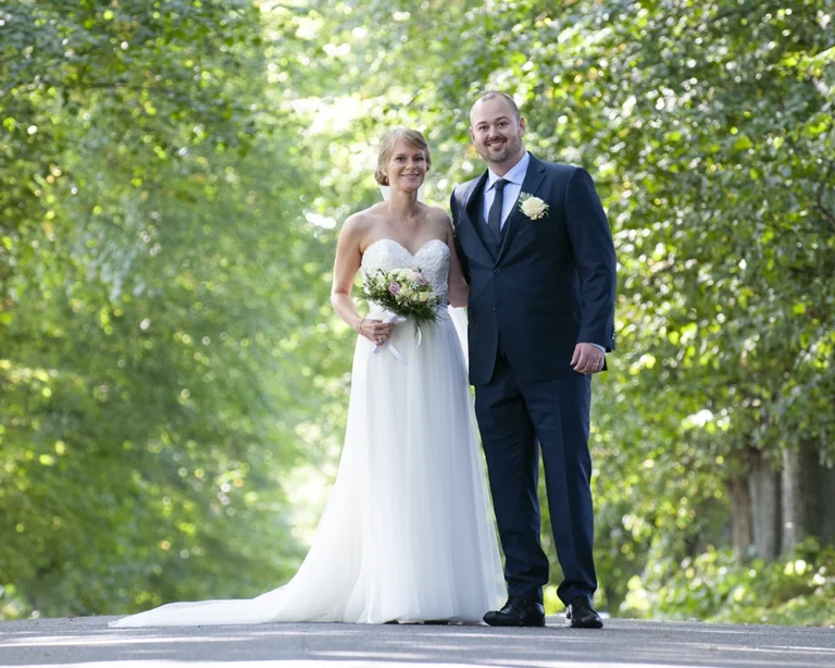 Brudepar mand og kvinde i naturlige omgivelser. billed taget af bryllupsfotograf Ib Halling